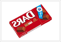 逆ダース＜ミルク＞7箱に1箱の割合で、チョコレートのデザインも逆になっている“HAPPYダース”が入っている！